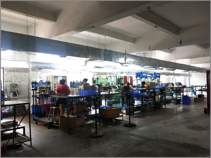 樟木頭吸盤廠車間降溫工程,環(huán)保空調,車間降溫,大型空調,廠房降溫,潤東方環(huán)?？照{